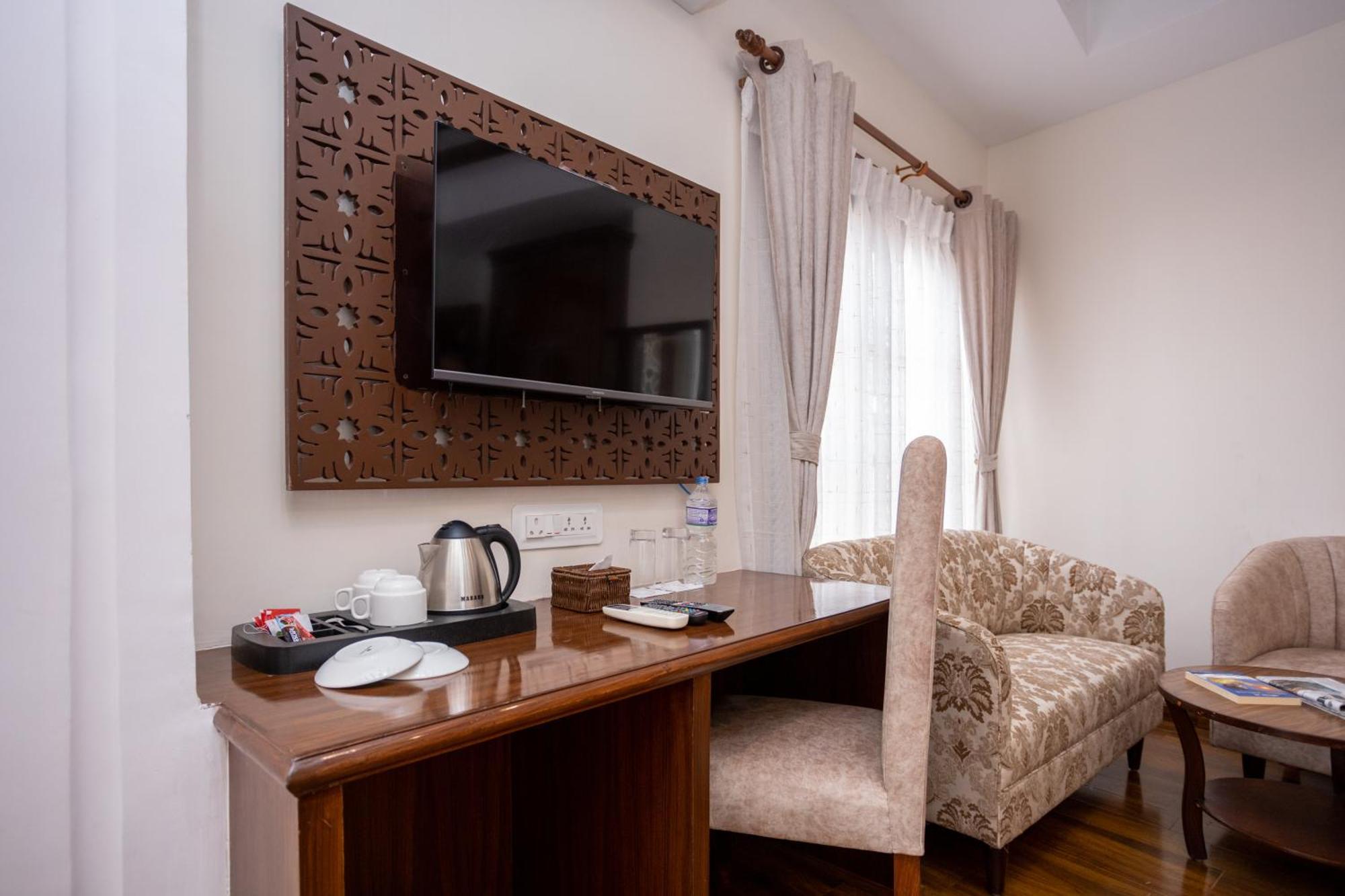 Airport Himalaya Boutique Hotel Катманду Екстериор снимка