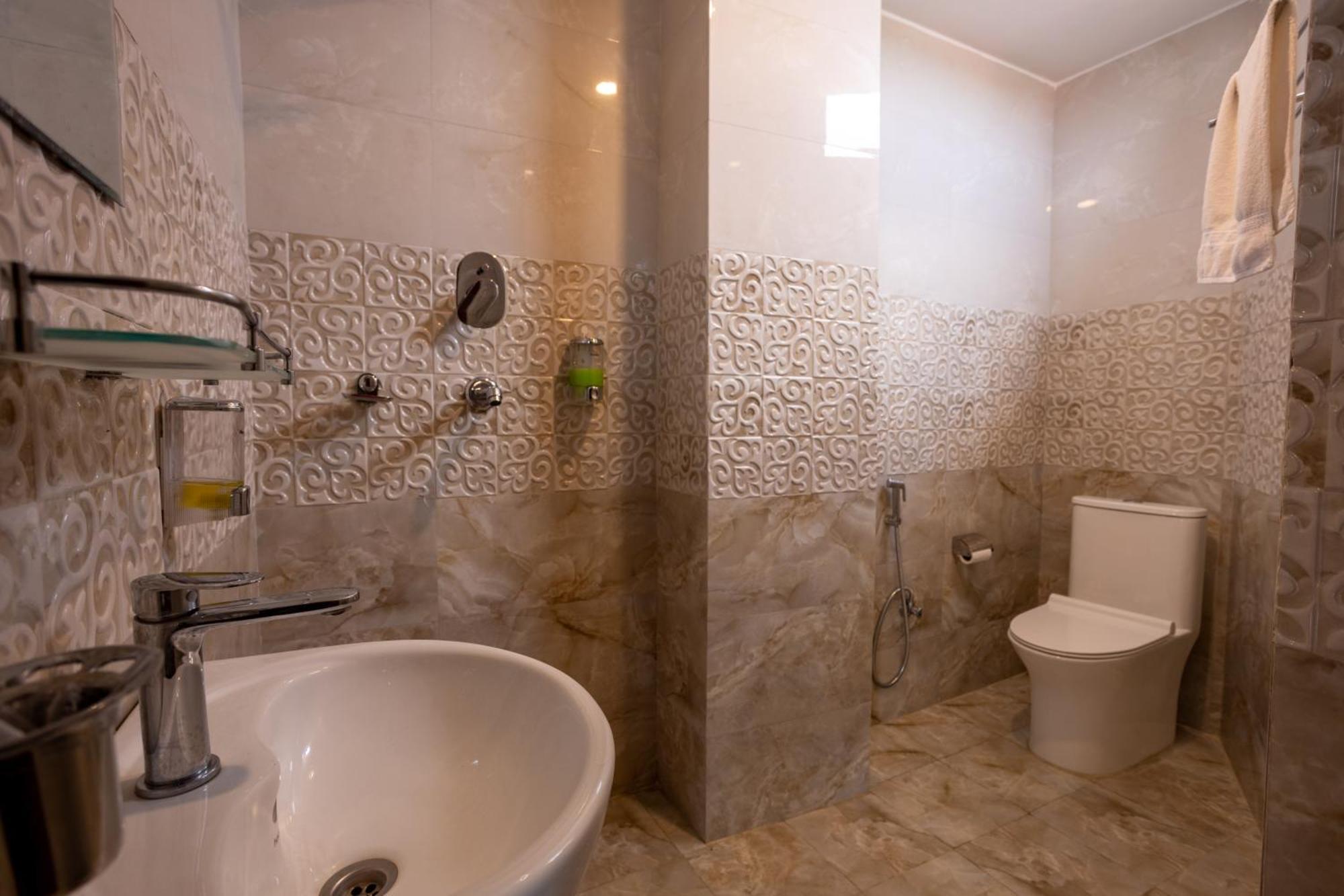 Airport Himalaya Boutique Hotel Катманду Екстериор снимка