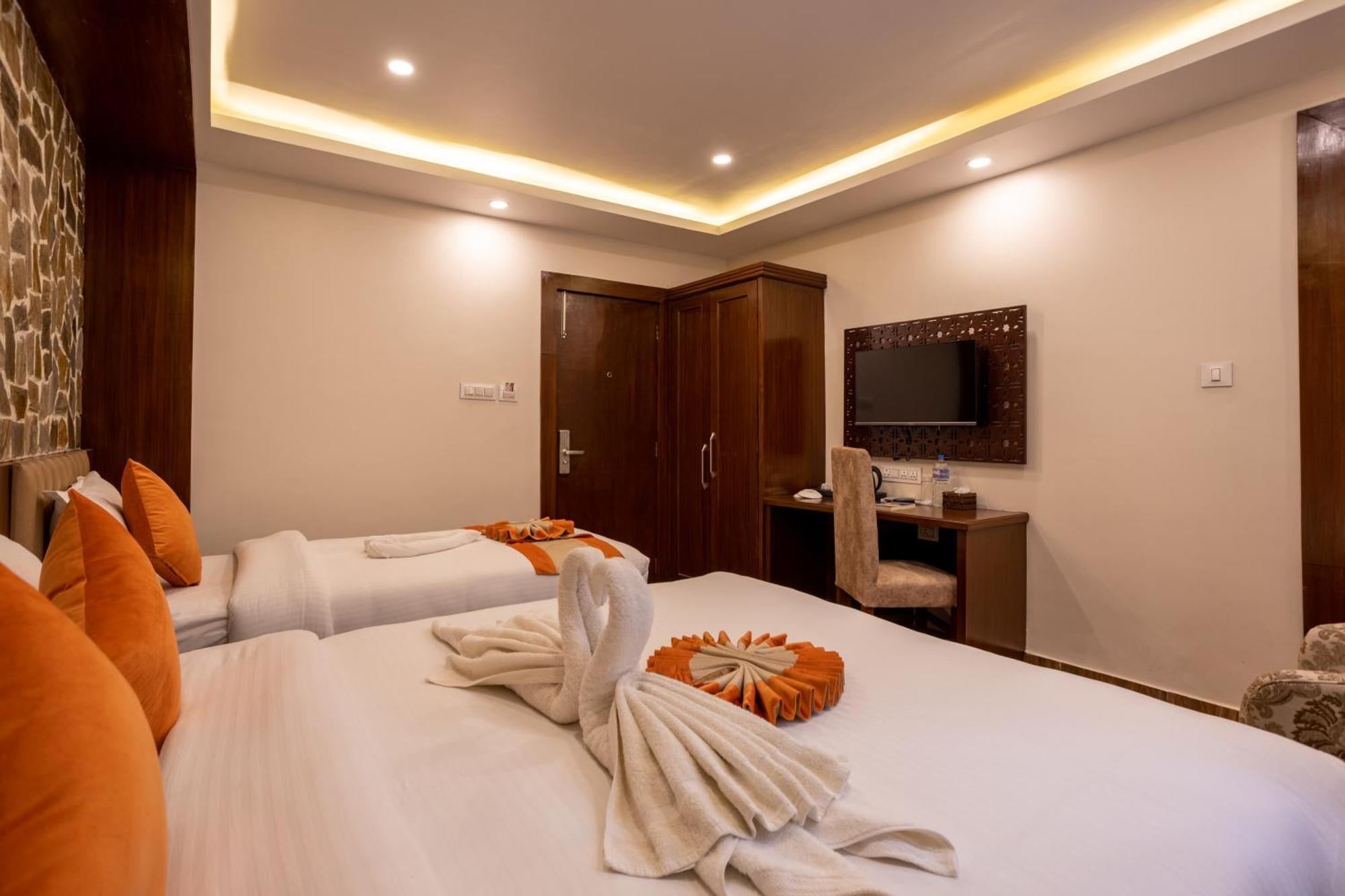Airport Himalaya Boutique Hotel Катманду Екстериор снимка