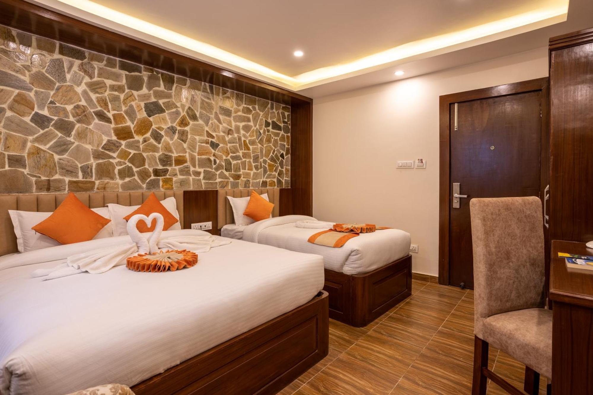 Airport Himalaya Boutique Hotel Катманду Екстериор снимка