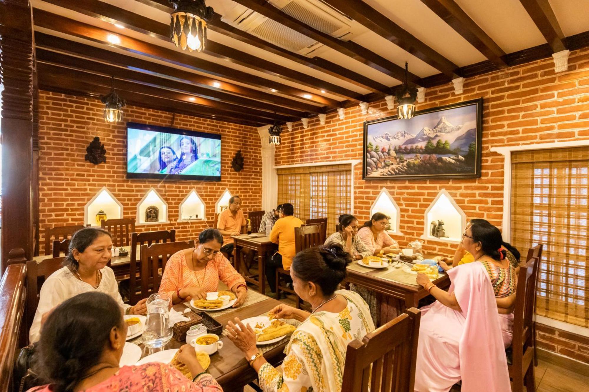 Airport Himalaya Boutique Hotel Катманду Екстериор снимка