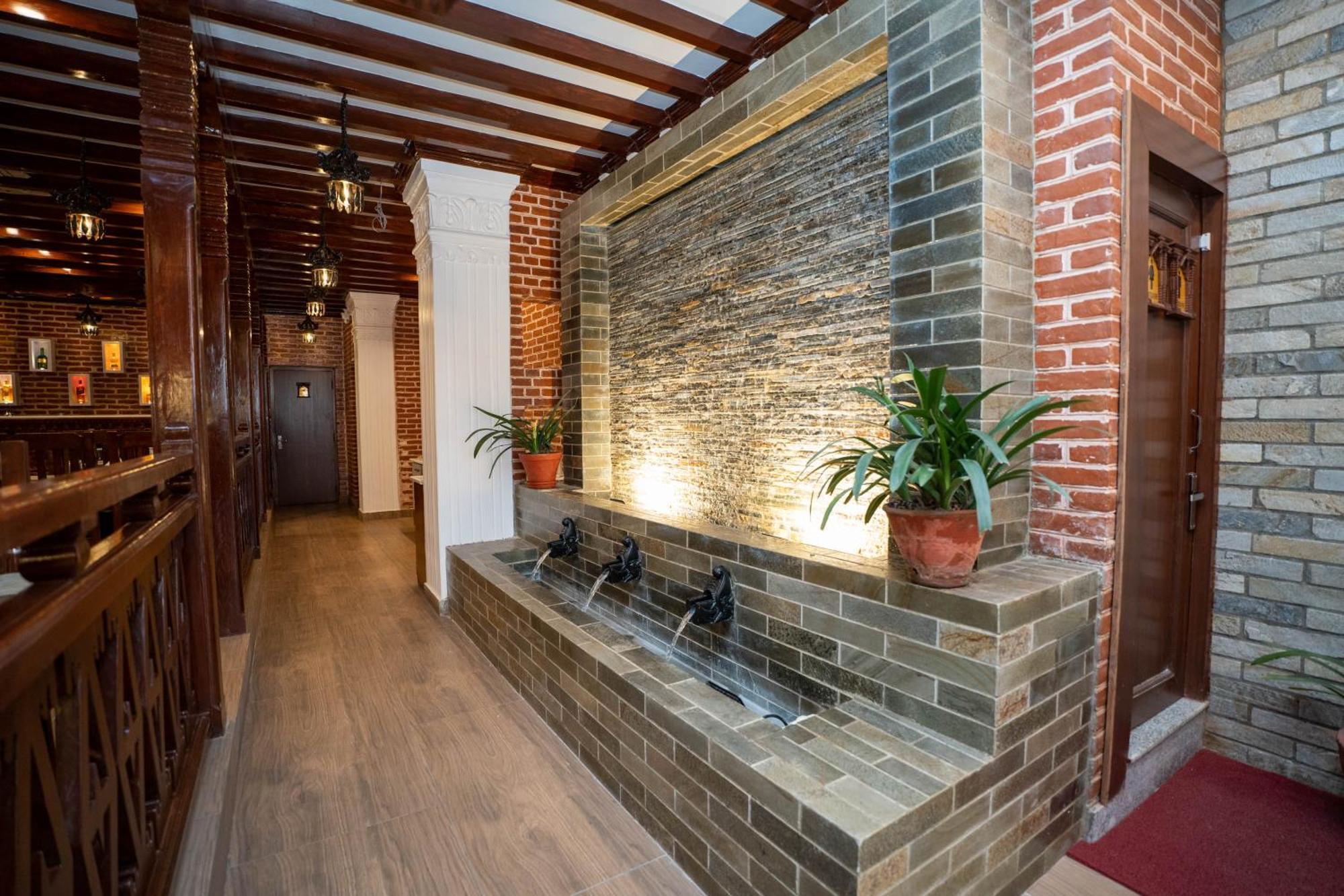 Airport Himalaya Boutique Hotel Катманду Екстериор снимка